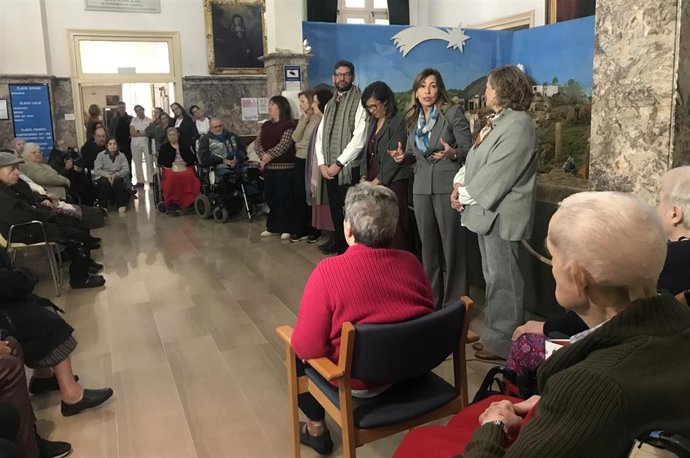 La alcaldesa de Zaragoza, Natalia Chueca, visita el Belén de Casa Amparo y felicita la Navidad a los 129 residentes