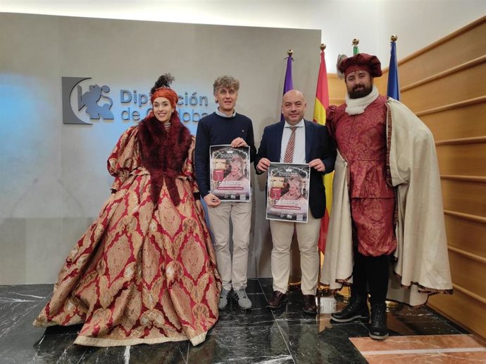 Gabriel Duque (segundo por la dcha.) y Francisco Vicente Jurado (tercero), en la presentación del 'Palacio Real de los Reyes Magos'.