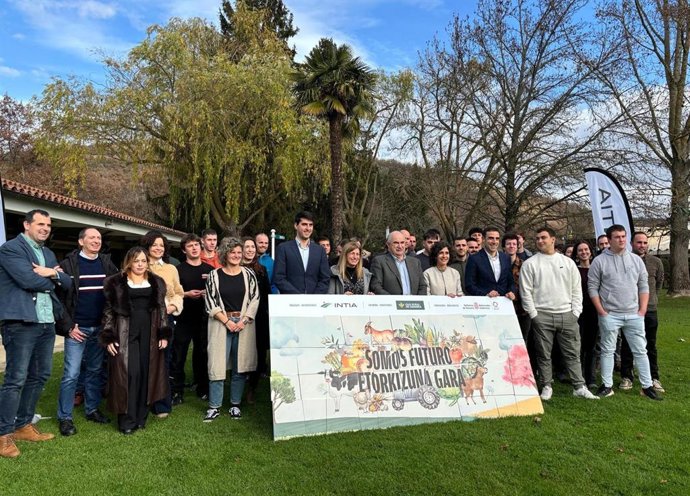 El consejero Aiedi junto a los jóvenes que se incorporarán al sector agroganadero