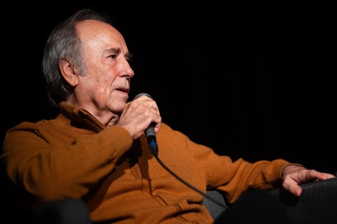 El cantautor Joan Manuel Serrat durante la presentación del disco 'Jofre Bardagí interpreta Serrat', en la Sala Paral·lel 62, a 16 de diciembre de 2025, en Barcelona, Catalunya (España).