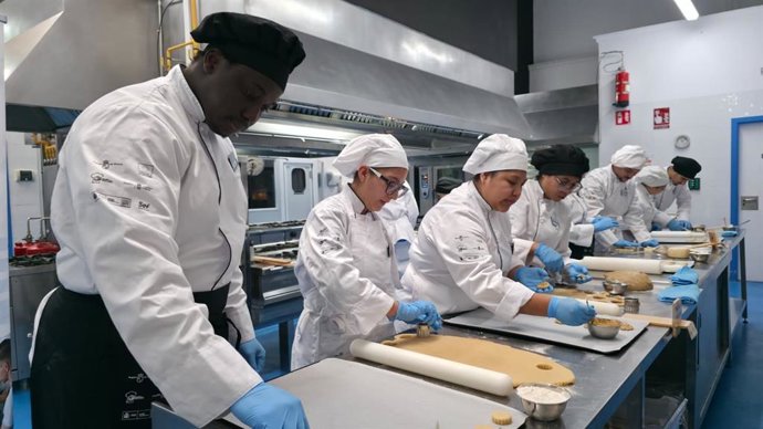 Miembros de la Escuela Municipal de Hostelería Murcia Emplea elaboran los dulces