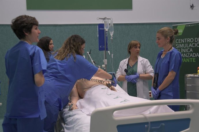 Archivo - Salud recrea en su centro de simulación situaciones realistas de trasplantes de órganos para formar a MIR españoles.