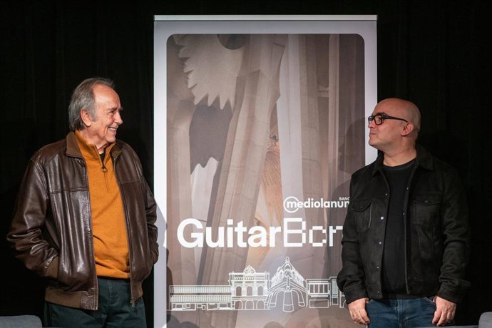 El músico Jofre Bardagí (d) y el cantautor Joan Manuel Serrat (i) durante la presentación del disco 'Jofre Bardagí interpreta Serrat', en la Sala Paral·lel 62, a 16 de diciembre de 2025, en Barcelona, Catalunya (España).