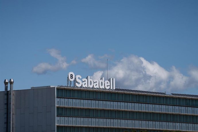 Archivo - Exterior de la sede de Banco Sabadell, a 17 de abril de 2025, en Barcelona, Cataluña (España).
