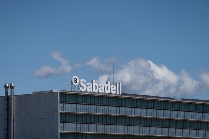 Archivo - Exterior de la sede de Banco Sabadell, a 17 de abril de 2025, en Barcelona, Cataluña (España).