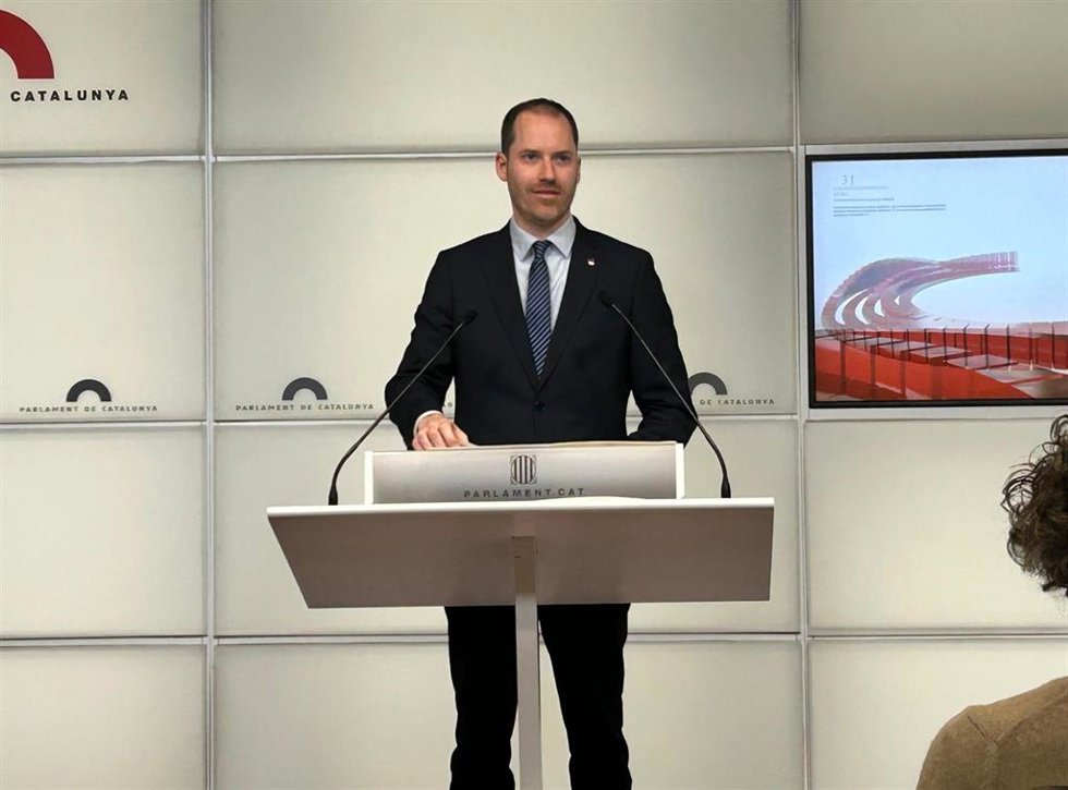 El portavoz del PP en el Parlament, Juan Fernández, en una rueda de prensa
