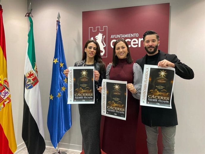 La concejala de Festejos, Soledad Carrasco, y miembros del grupo Almariz en la presentación de la Zambombá flamenca que tendrá lugar este jueves en la Plaza Mayor de Cáceres