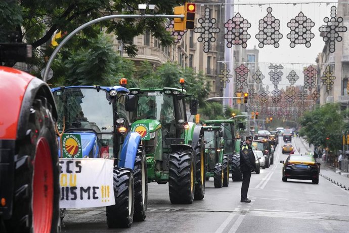 Agricultores en el interior de sus tractores por la vía Laietana durante una tractorada de agricultores