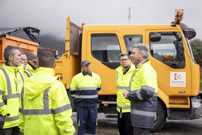 El delegado de Infraestructuras, Sostenibilidad y Agricultura de la Diputación de Córdoba, Andrés Lorite (dcha.), en el Centro de Conservación Nivel 1.