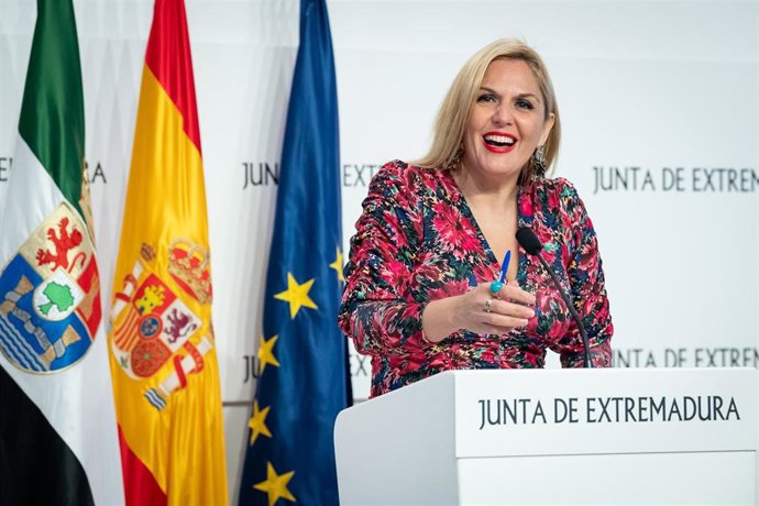 La portavoz de la Junta y consejera de Hacienda y Administración Pública, Elena Manzano, en la rueda de prensa posterior al Consejo de Gobierno.