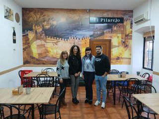 La delegada (2i), junto a responsables de la Taberna El Pilarejo.