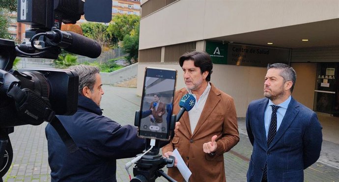 El secretario general del PSOE de Huelva capital y parlamentario andaluz, Enrique Gaviño, junto al portavoz en el Ayuntamiento de Huelva, Francisco Baluffo.