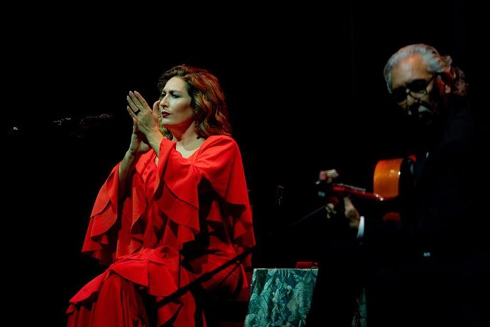 Archivo - La cantaora Estrella Morente y el guitarrista Rafael Riqueni durante su concierto en el Teatro Circo Price, a 5 de abril de 2025, en Madrid (España). (Foto de archivo).