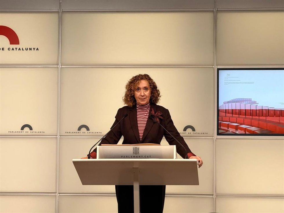 La portavoz de ERC en el Parlament, Ester Capella, en rueda de prensa.
