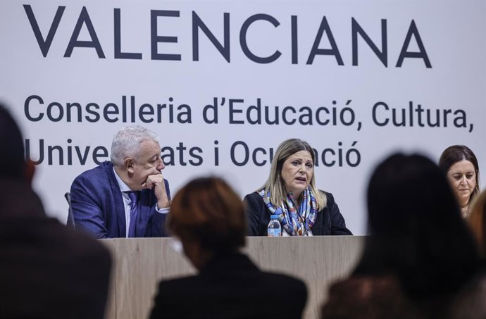 La consellera d'Educació, Cultura i Universitats, Carmen Ortí, durant la presentació del Decret de Convivència junt amb el secretari autonòmic d'Educació, Daniel McEvoy, i la directora general d'innovació i Inclusió Educativa, Xaro Escrig.