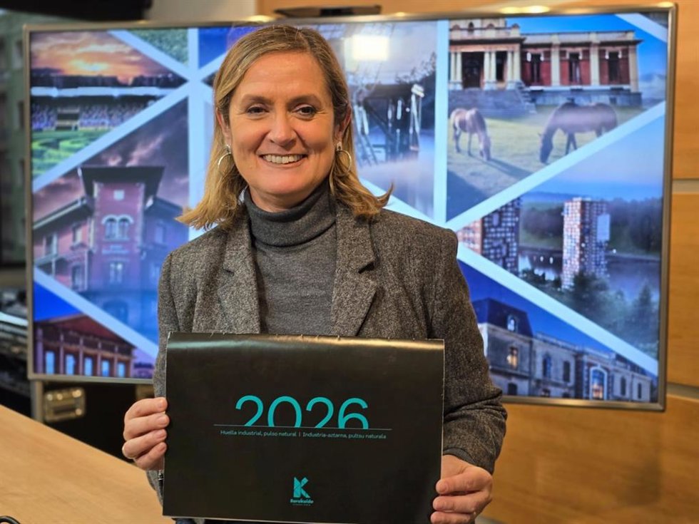 La alcaldesa de Barakaldo, Amaia del Campo, con el calendario editado.