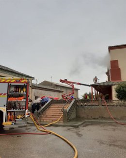 Bomberos del Sepeis de la Diputación de León intervienen en un incendio en la iglesia de San Andrés de Cimanes de la Vega.
