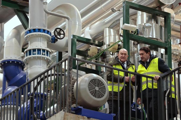 El consejero de Medio Ambiente, Vivienda y Ordenación del Territorio de la Junta de Castilla y León, Juan Carlos Suárez-Quiñones (d), y el alcalde de Valladolid, Jesús Julio Carnero (i), en su visita a la central de generación de la red de calor.