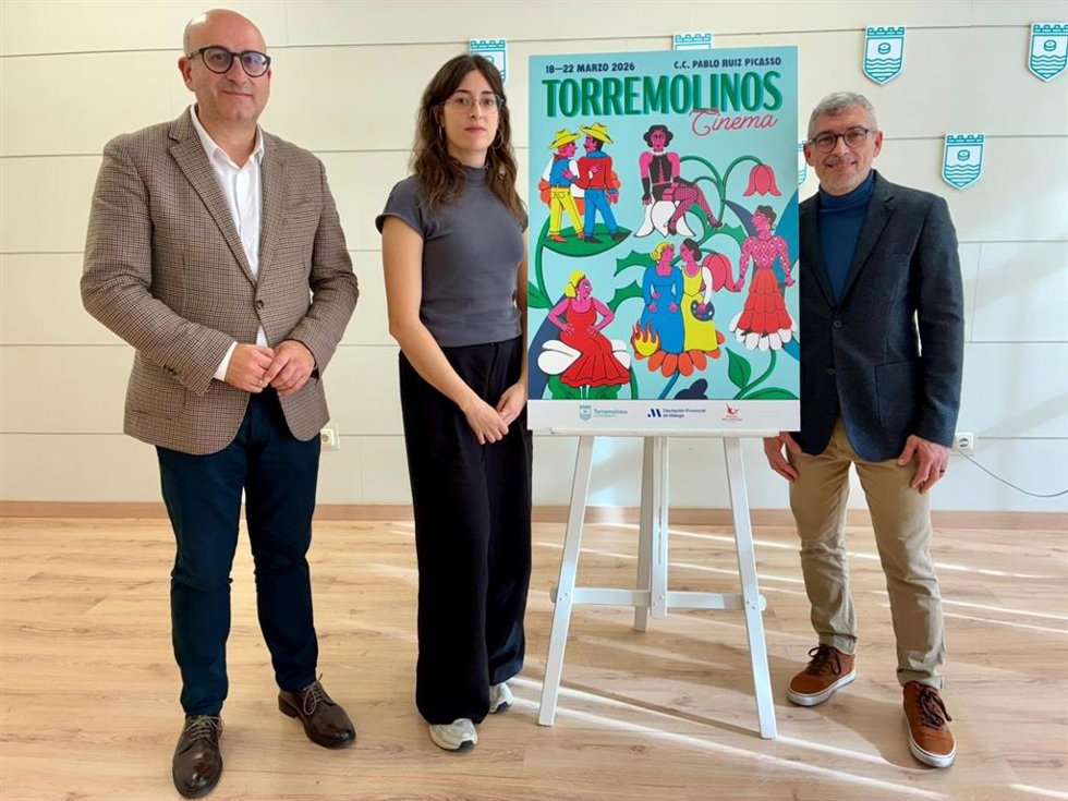 El vicepresidente de Cultura, Juventud y Educación de la Diputación de Málaga, Manuel López Mestanza; la ilustradora y muralista afincada en Málaga, Isa Nieto; y el concejal de Igualdad de Torremolinos, Francisco García.