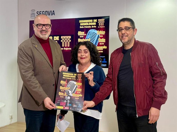 El concejal de Cultura, Juan Carlos Monroy (izda); la directora de Paladio Arte, Marta CAntero, y el monologuista Rollin Bufón.