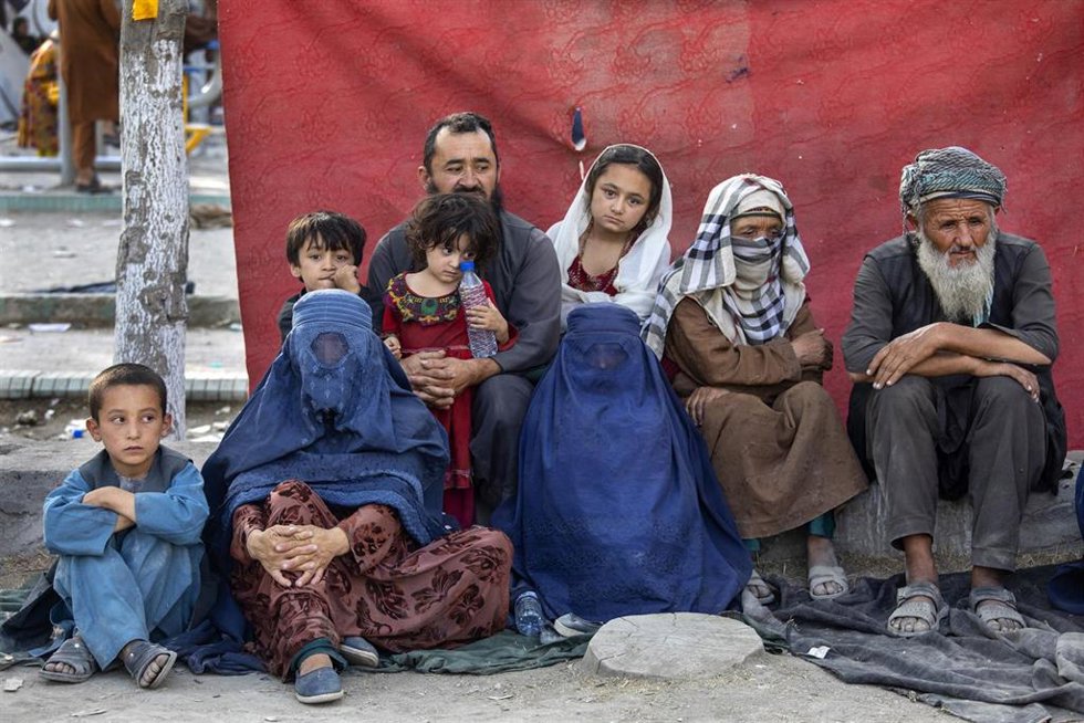 Archivo - Una familia afgana espera en Kabul, la capital afgana.