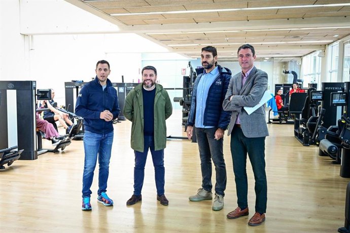 El primer teniente de alcalde y regidor de Deportes, Javier Bonet, visita la finalización de las actuaciones de ampliación y reordenación de los gimnasios de Son Hugo
