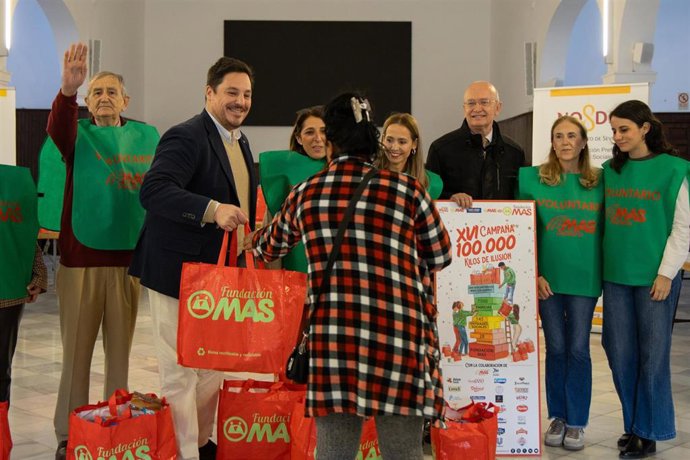 El delegado de Barrios y Colectivos de Atención Preferente, José Luis García, en la campaña '100.000 kilos de ilusión' de la Fundación MAS.