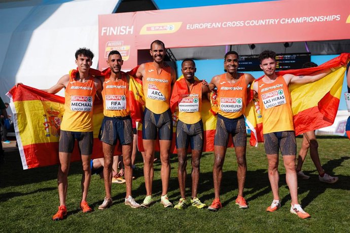 Thierry Ndikumwenayo junto el equipo masculino tras coronarse campeones de Europa de cross