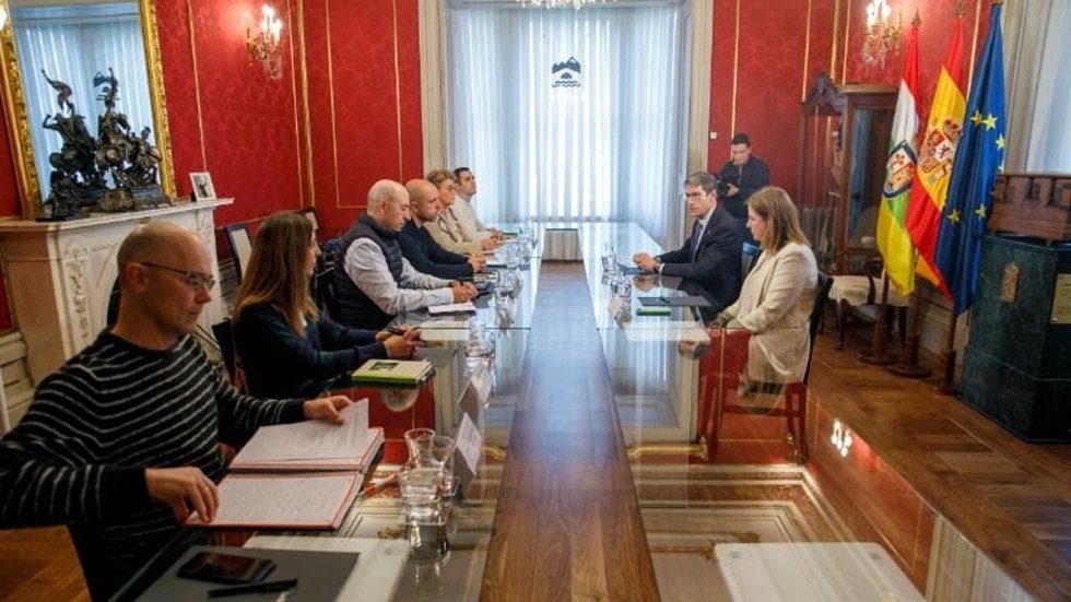 El presidente del Gobierno de La Rioja, Gonzalo Capellán, junto a la consejera de Agricultura, Ganadería, Mundo Rural y Medio Ambiente, Noemí Manzanos, con representantes de las Organizaciones Profesionales Agrarias (OPAs)