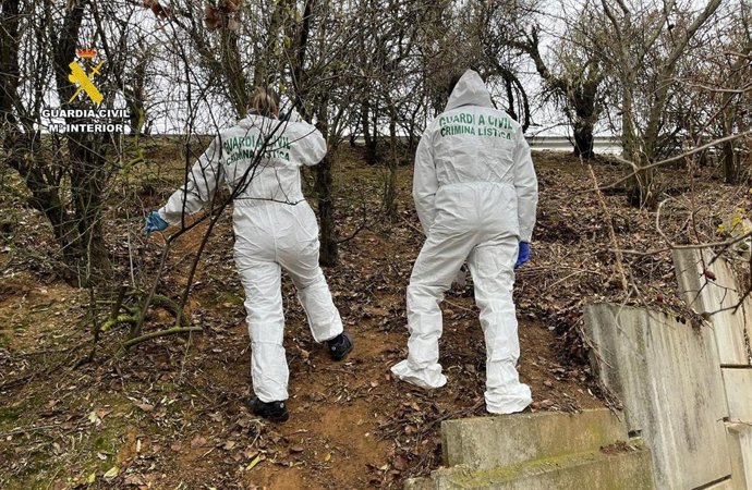 Agentes, en el lugar donde se halló el cadáver.