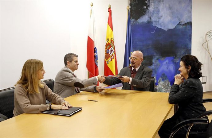 Firma el Pacto Profesional Sanitario con la organización sindical CSIF.-ARCHIVO
