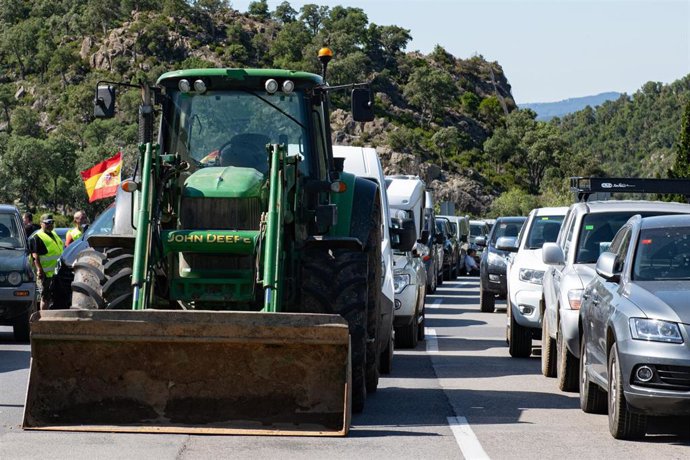 Archivo - Tractores circulan durante una protesta de agricultores en la autopista AP7 a la altura de Le Perthus, en la frontera entre España y Francia, a 3 de junio de 2024, en Le Perthus (Francia)