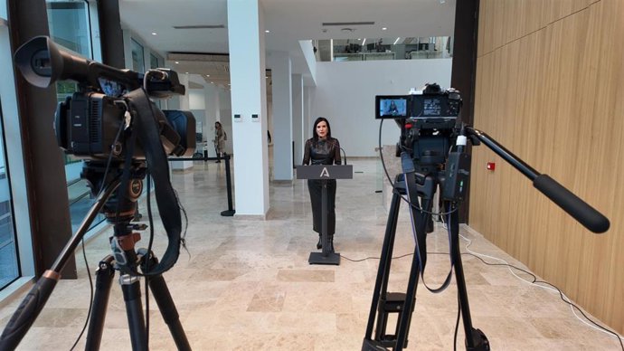 La delegada de Empleo, Empresa y Trabajo Autónomo de la Junta, María Dolores Gálvez, en rueda de prensa.