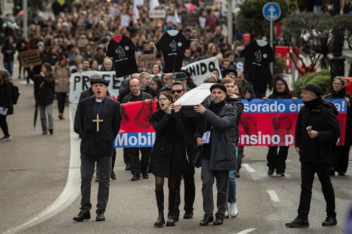 Manifestación de profesores de educación pública en Vigo, en demanda de melloras como aumento de persoal ou diminución de cocientes, no marco da folga de 48 horas impulsada por CIG e STEG en Galicia.