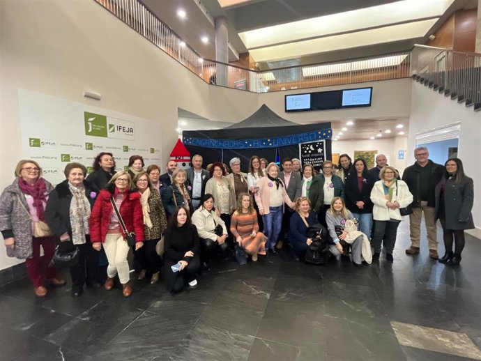 Autoridades y mujeres de Sierra Mágina participantes en el proyecto 'Enganchadas en un hilo'.