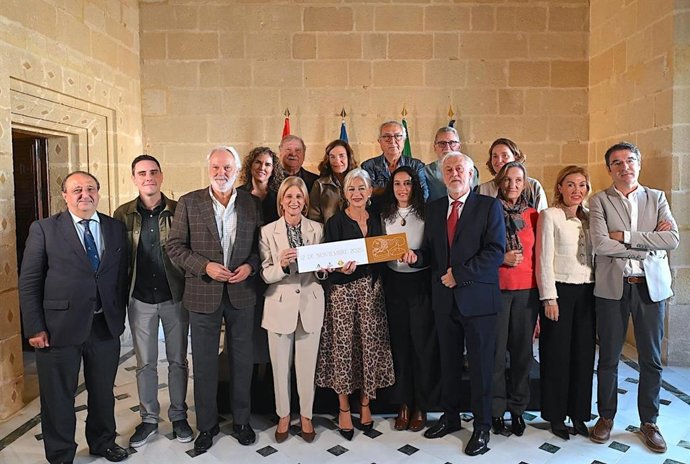 La consejera de Cultura y Deporte, Patricia del Pozo, junto a la alcaldesa de Jerez de la Frontera (Cádiz), María José García-Pelayo, en un acto por la adquisición de los terrenos de Asta Regia. ARCHIVO.