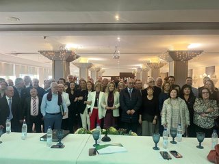 Foto de familia con los profesionales homenajeados