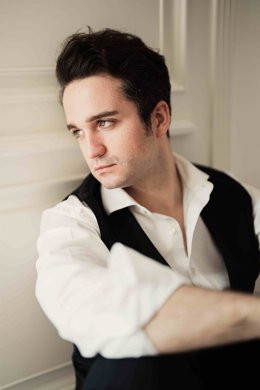 El tenor donostiarra ofrecerá su primer recital en solitario en el Teatro Real, junto al pianista polaco Maciej Pikulski, con un programa muy variado de canciones, arias de ópera y zarzuela.