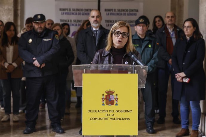 La delegada del Gobierno en la Comunitat Valenciana, Pilar Bernabé, preside el minuto de silencio en condena del asesinato por violencia de género en Catarroja
