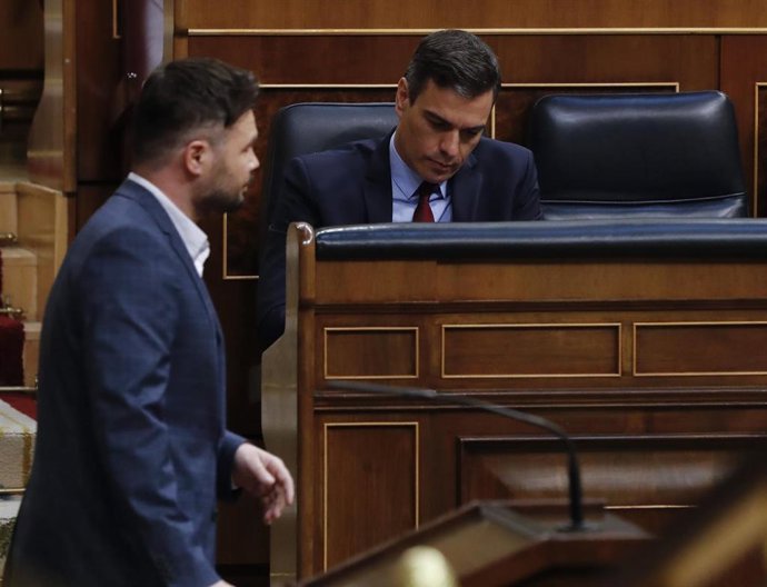 Archivo - El portavoz de ERC en el Congreso, Gabriel Rufián, pasa junto al presidente del Gobierno, Pedro Sánchez, durante el debate de la quinta prórroga del estado de alarma que se celebra este miércoles en el Congreso de los Diputados, en Madrid (Españ