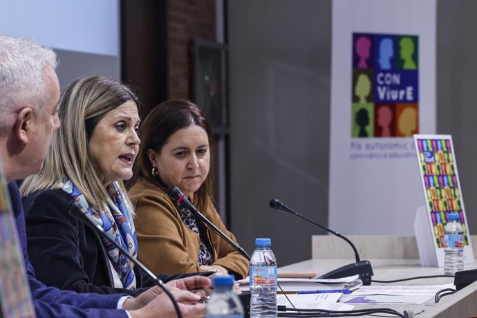 La consellera d'Educació, Cultura i Universitats, Carmen Ortí, durant la presentació del Decret de Convivència junt amb el secretari autonòmic d'Educació, Daniel McEvoy, i la directora general d'innovació i Inclusió Educativa, Xaro Escrig. 