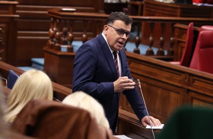El consejero de Emergencias. Manuel Miranda, en el Pleno del Parlamento