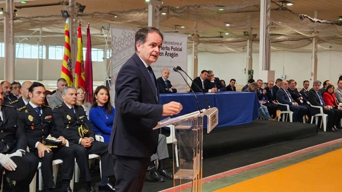 El consejero de Hacienda, Interior y Administración Pública del Gobierno de Aragón, Roberto Bermúdez de Castro, en la entrega de medallas al mérito policial 2025.