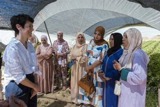Archivo - La ministra de Inclusión, Seguridad Social y Migraciones, Elma Saiz, con temporas marroquíes en Huelva que participan en el programa Waffira.