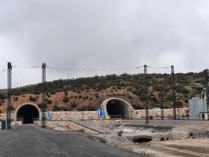 Las operaciones comprenden el montaje de una vía de ancho estándar paralela a la vía actual que ya está en servicio en el tramo entre Bifurcación Archidona y Bifurcación Riofrío, así como entre el puesto de banalización de Íllora y Bifurcación La Chana.