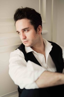 El tenor donostiarra ofrecerá su primer recital en solitario en el Teatro Real, junto al pianista polaco Maciej Pikulski, con un programa muy variado de canciones, arias de ópera y zarzuela.