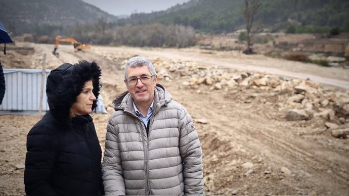 La delegada del Gobierno, Pilar Bernabé, junto al secretario de Estado de Medio Ambiente, Hugo Morán, en su visita a las actuaciones de la Confederación Hidrográfica del Júcar (CHJ) en Utiel y Requena.