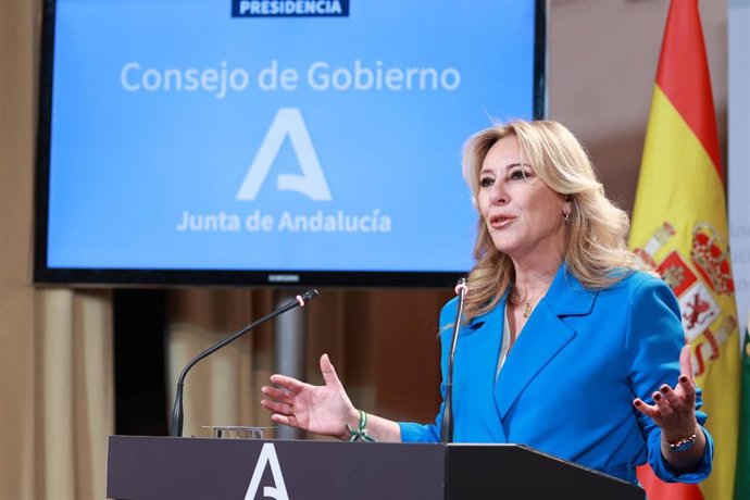 La consejera de Economía, Hacienda, Fondos Europeos y Diálogo Social de la Junta de Andalucía, y portavoz del Gobierno, Carolina España, interviene durante la rueda de prensa posterior al Consejo de Gobierno. A 16 de diciembre de 2025, en Sevilla (Andaluc