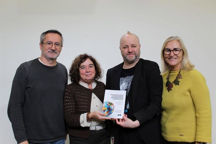 La guía ha estado impulsada por las profesoras Carmen Parra (4a) y Olga Lasaga (2a), con la participación de Jesús López (3º) y Marc Llabina (1º)