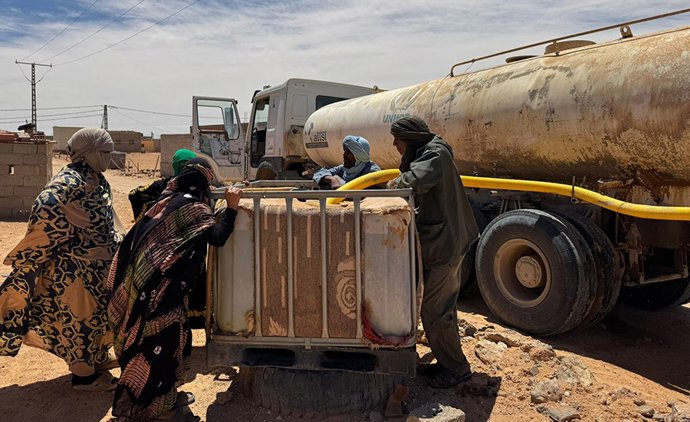 Archivo - Distribución de agua en los campamentos de personas refugiadas saharauis en el desierto de Tinduf (Argelia). (Foto de archivo).